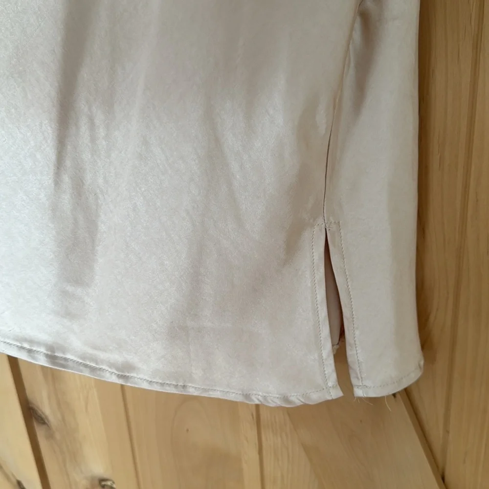 Short silky dress - Picture 2 of 3